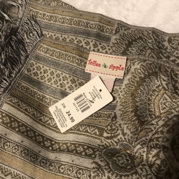 Exquisite Scarf - Picture 2 of 2